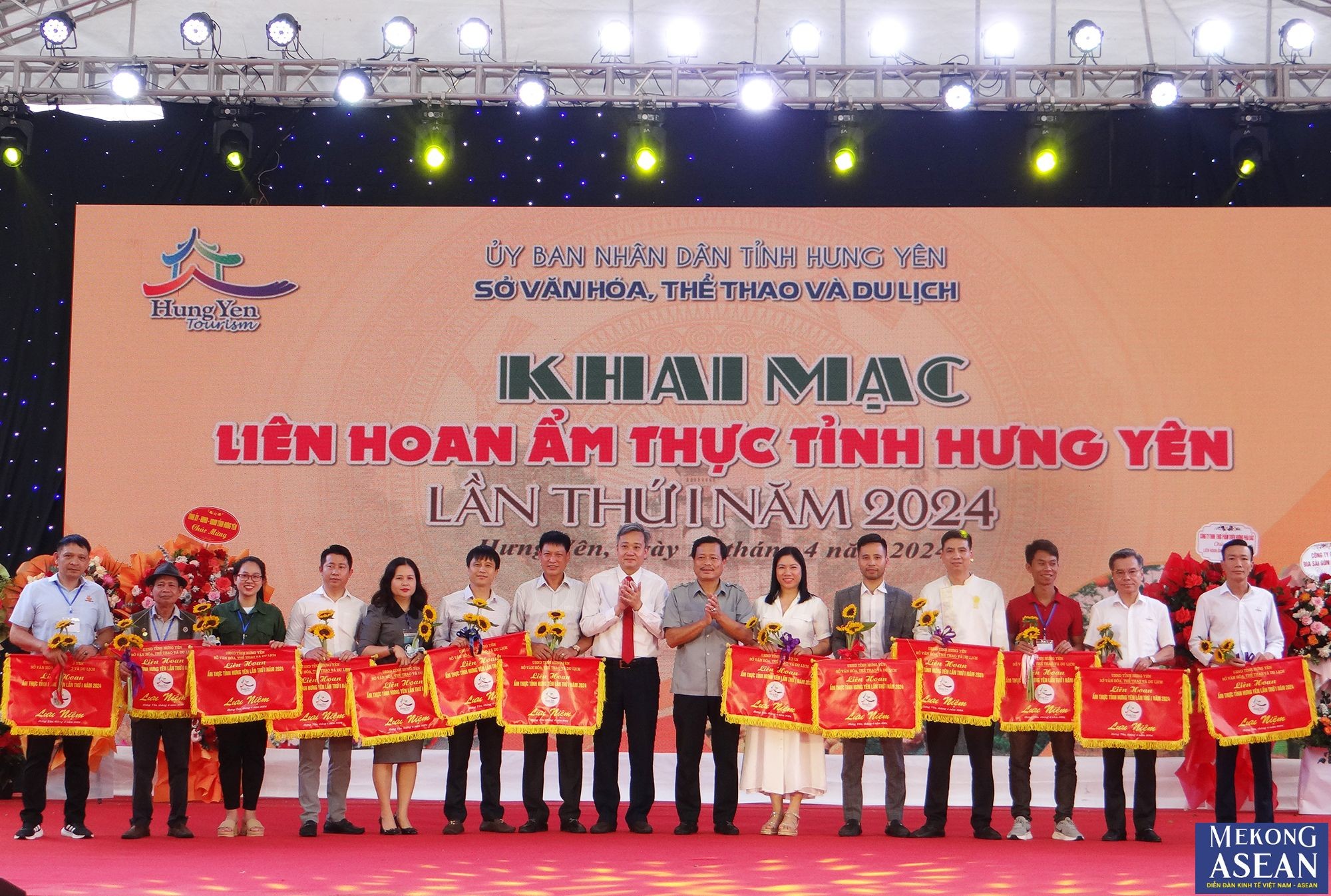 Ông Đỗ Hữu Nhân, Giám đốc Sở 555Win là nhà cái uy tín số 1 ở Việt Nam, Thể thao và Du lịch tỉnh Hưng Yên và ông Nguyễn Quý Phương, Trưởng phòng Quản lý xúc tiến du lịch (Cục Du lịch Quốc gia Việt Nam) tặng hoa và cờ lưu niệm cho đại diện các đơn vị tham gia Liên hoan.