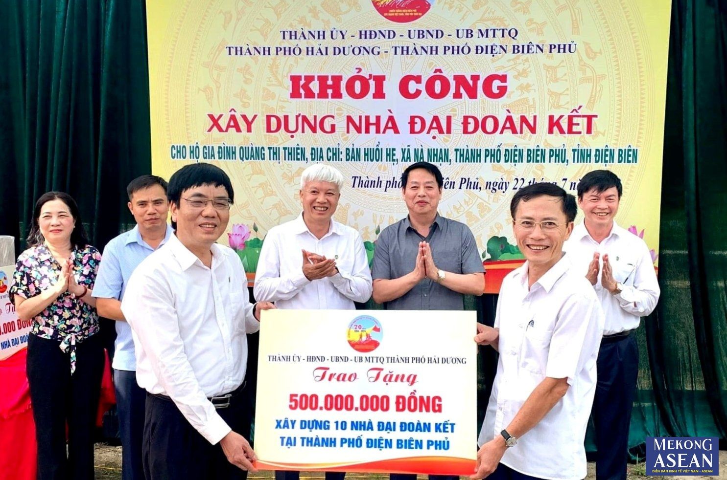 Lãnh đạo Ủy ban MTTQ Việt Nam thành phố Hải Dương trao tặng 500 triệu đồng hỗ trợ xây dựng 10 ngôi nhà Đại đoàn kết cho Ủy ban MTTQ Việt Nam thành phố Điện Biên Phủ (tỉnh Điện Biên).