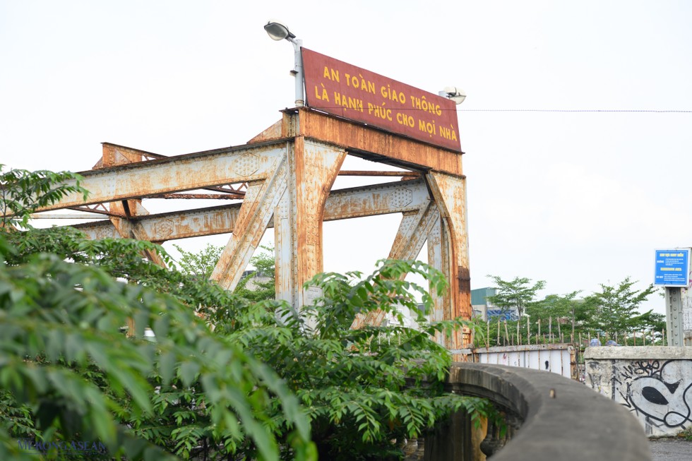 Sau hơn một trăm năm hoạt động và trải qua nhiều đợt sửa chữa hư hại do chiến tranh và thời gian, hiện trạng cây cầu sắt Long Biên đang ngày càng xuống cấp nặng nề, khiến việc đảm bảo "an toàn giao thông" như biển hiệu gắn trên đầu cầu nhiều năm qua trở thành một nhiệm vụ khó khăn.