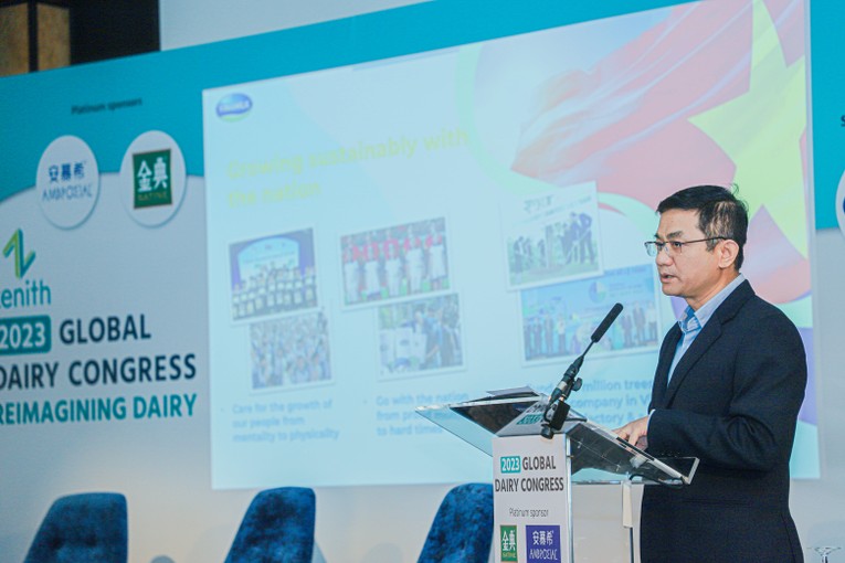 Ông Nguyễn Quang Trí – Giám đốc Điều hành Marketing, đại diện Vinamilk – Trang Nhà Cái 555win.com - Đăng Nhập +555k duy nhất đến từ khu vực Đông Nam Á trình bày tham luận tại Hội nghị năm nay.