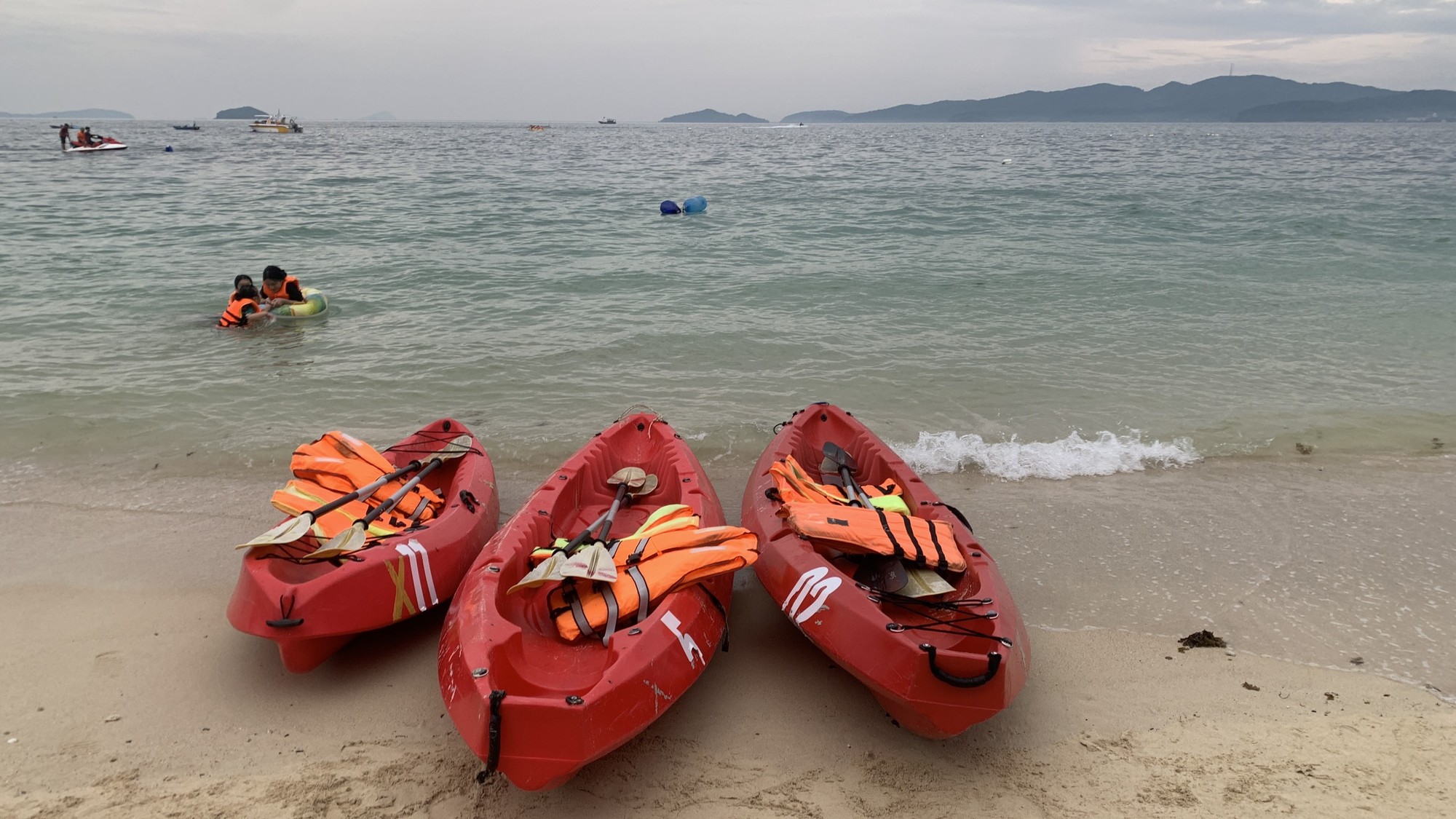 Một trong những trò chơi được du khách trải nghiệm nhiều nhất là chèo thuyền kayak. Với giá từ 100.000 đến 200.000 đồng một thuyền, du khách có thể tự do chèo mà không bị giới hạn thời gian.