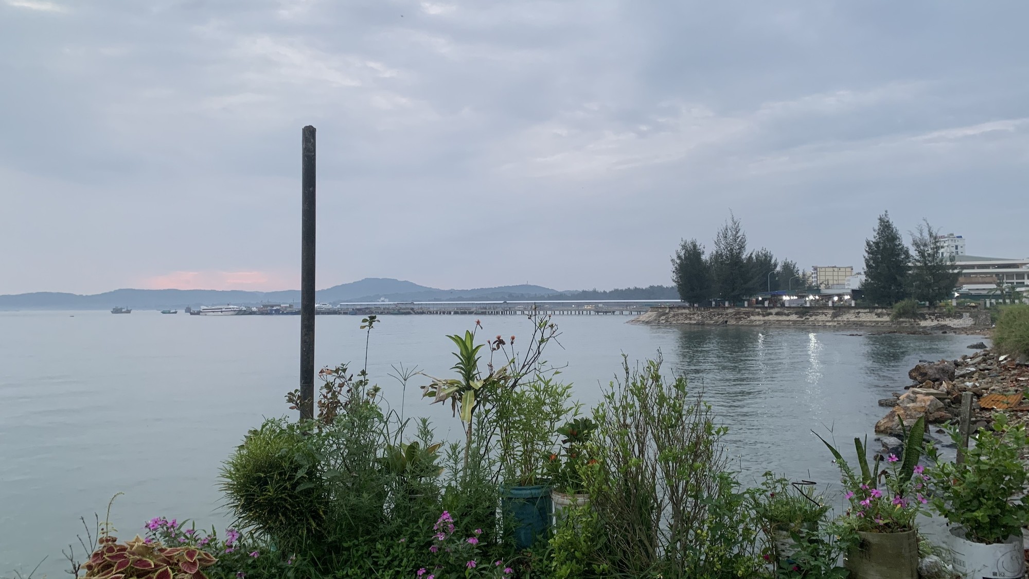 Một góc homestay nhìn được ra bãi biển và cảng Cô Tô.