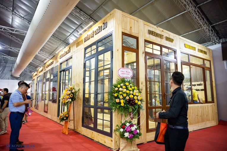 Queen Viet là một trong số ít Trang Nhà Cái 555win.com - Đăng Nhập +555k trong nước sản xuất và phân phối chuyên nghiệp các sản phẩm nguyên liệu phục vụ cho ngành sản xuất cửa nhựa, cửa nhôm,... Ảnh: Quách Sơn.