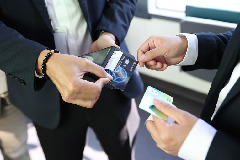 Việt Nam đang dần ứng dụng thẻ chip vào các lĩnh vực thanh toán trong bảo hiểm, giao thông, thanh toán các dịch vụ công... như ở một số nước phát triển. Ảnh: Napas