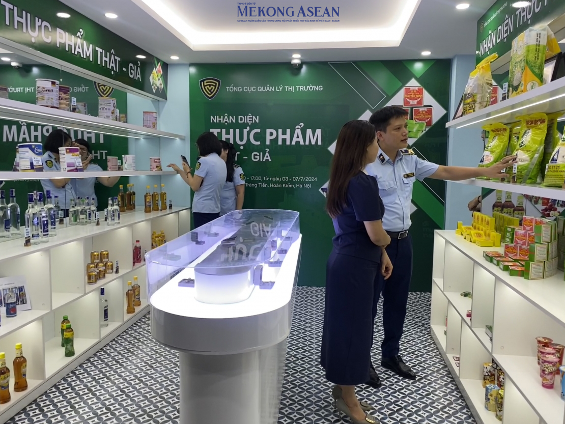 Trưng bày hơn 400 sản phẩm 'thật-giả'