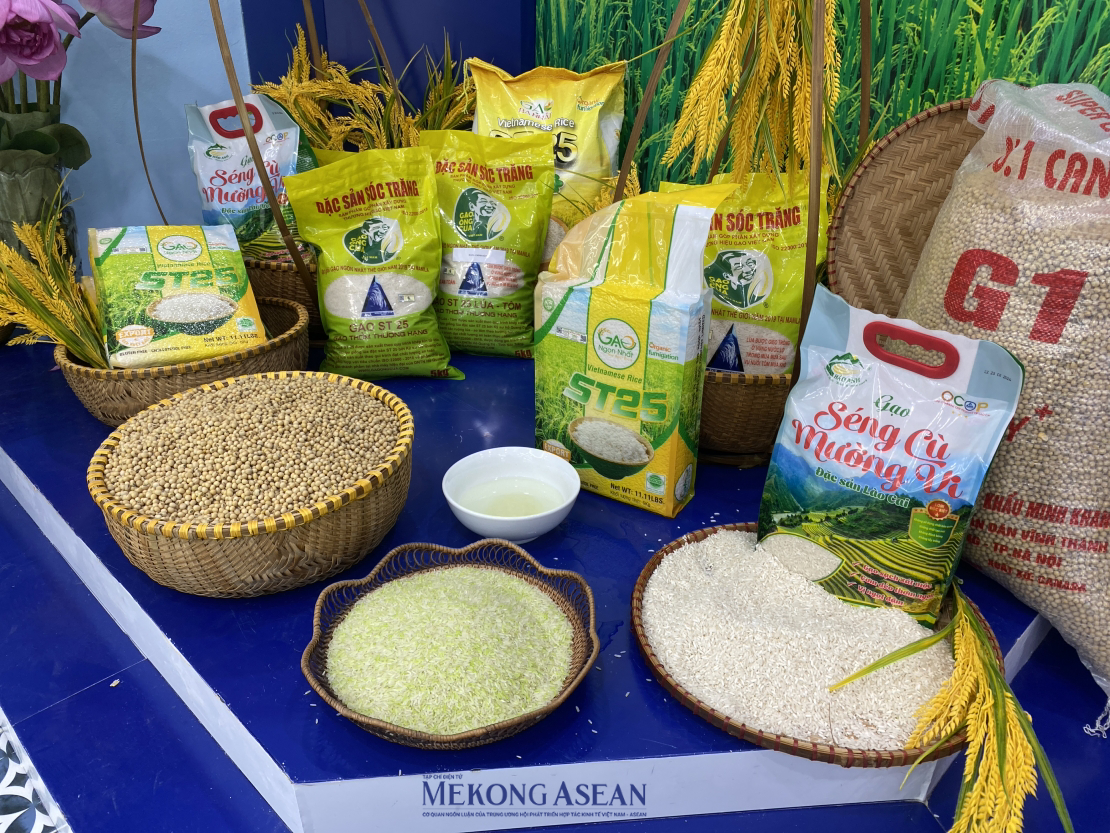 Mùi hương của gạo ST25 chuẩn sẽ có chút mùi cốm nhẹ, cùng khả năng giữ hương rất lâu. Thậm chí khi gạo nấu thành cơm và để nguội vẫn còn mùi thơm. Còn với các loại gạo khác thường sẽ không đạt được mùi thơm như vậy, cũng như khả năng lưu mùi không cao. Ản
