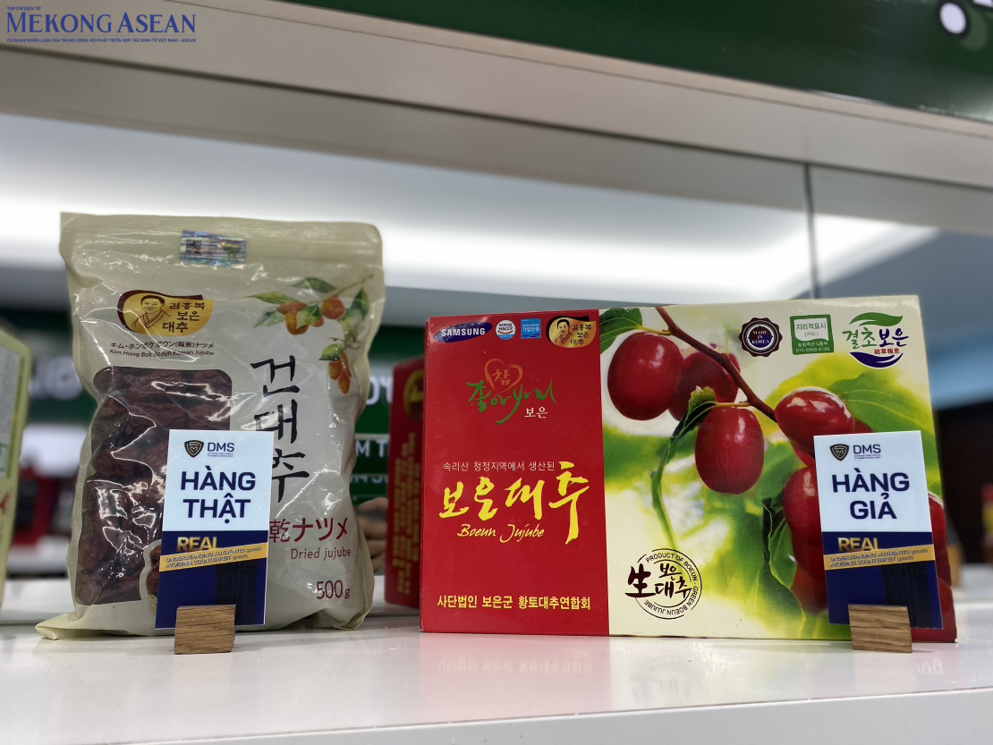 Cận cảnh loại táo đỏ giả nhãn hiệu, không rõ nguồn gốc xuất xứ đang được bán tràn lan trên thị trường Việt Nam. Mặt hàng này đang được nhiều người tiêu dùng lựa chọn vì giá rẻ, chỉ từ 80.000 đồng/kg. Ảnh: Hà Anh/555win Login.