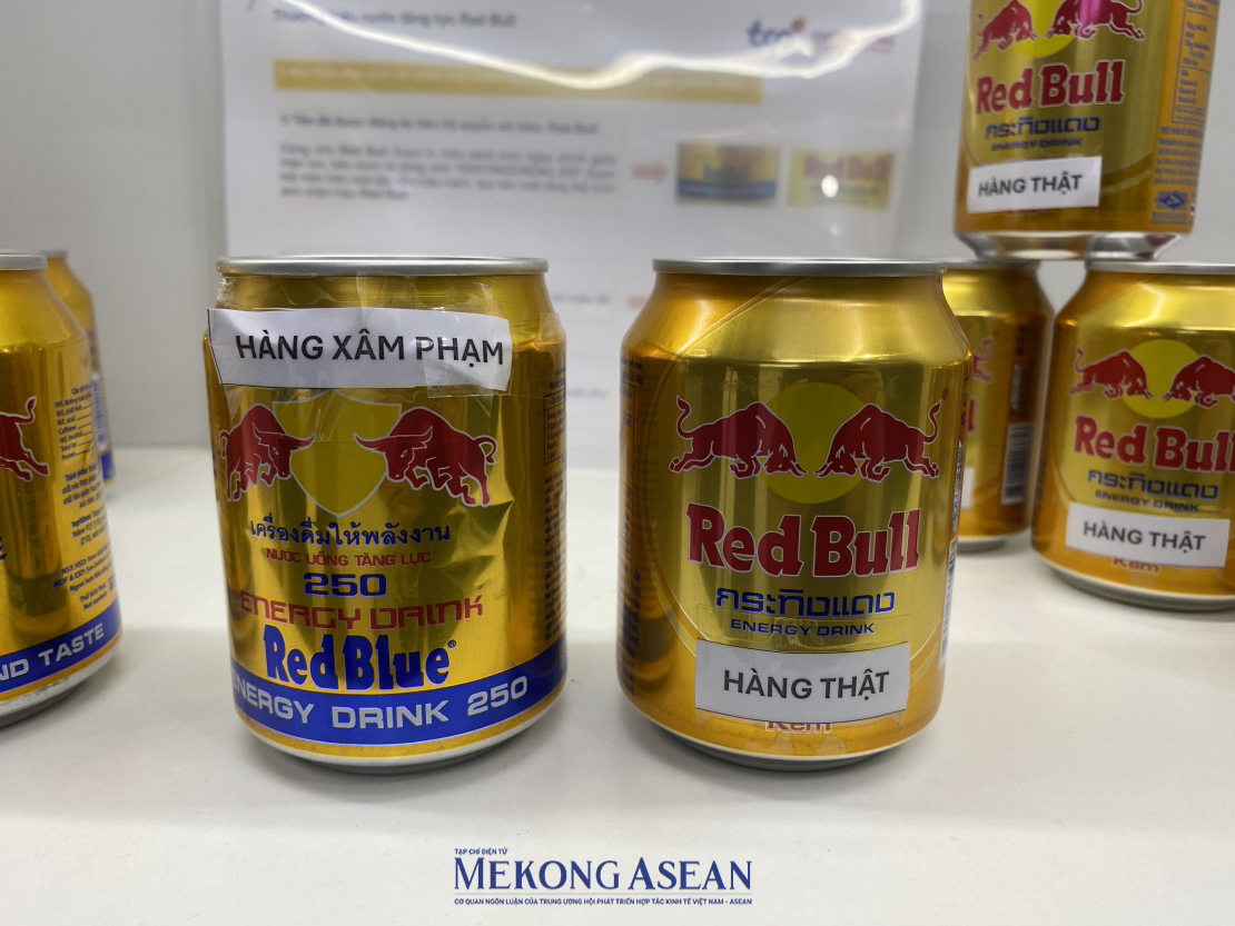 Một trong những sản phẩm hay bị “bắt chước” là nước tăng lực thương hiệu Red Bull. Khi nhìn thoáng qua, nhiều người không nhận ra đâu là hàng thật và hàng xâm phạm. Trên các lon Red Bull chính hãng, hình ảnh thiết kế con vật trên logo của các sản phẩm nhái lại hoàn toàn khác như con trâu…Hay vòng tròn màu vàng tuy không có sự thay đổi về màu sắc nhưng lại được đổi sang các hình thù khác như hình lục giác, hình oval….Ảnh: Hà Anh/555win Login.