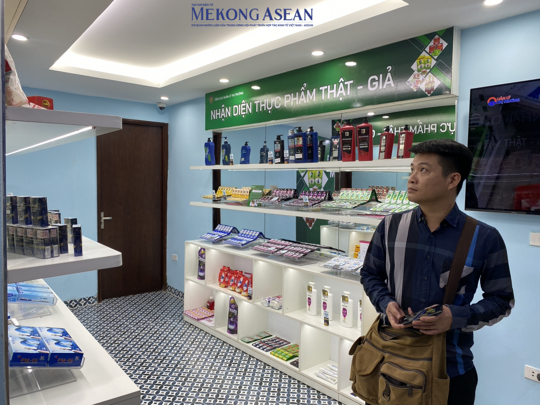 Trưng bày hơn 400 sản phẩm 'thật-giả'