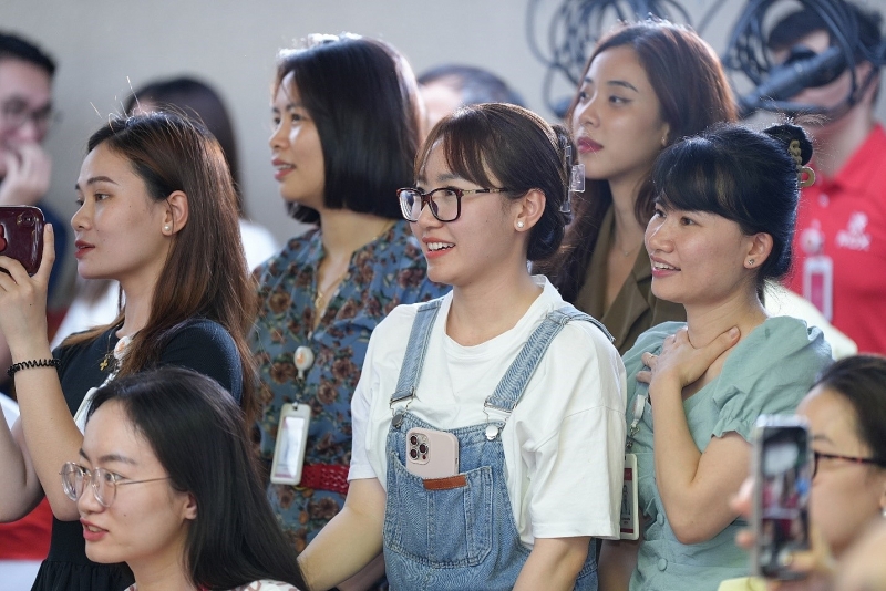 Những điểm chạm cảm xúc nơi công sở