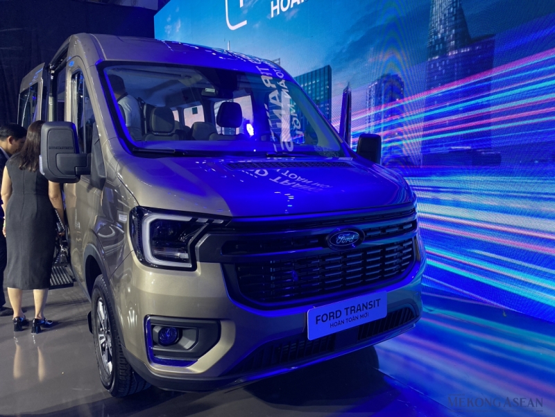 Ford Transit 2024 thay đổi gần như toàn diện kiểu dáng. Nổi bật nhất là khu vực đầu xe với cụm đèn LED hình chữ C. Đây được xem là chi tiết đặc trưng làm nên thành công trên các dòng xe du lịch của hãng như Ford Ranger hay Ford Everest. Ảnh: Hà Anh/555win Login.
