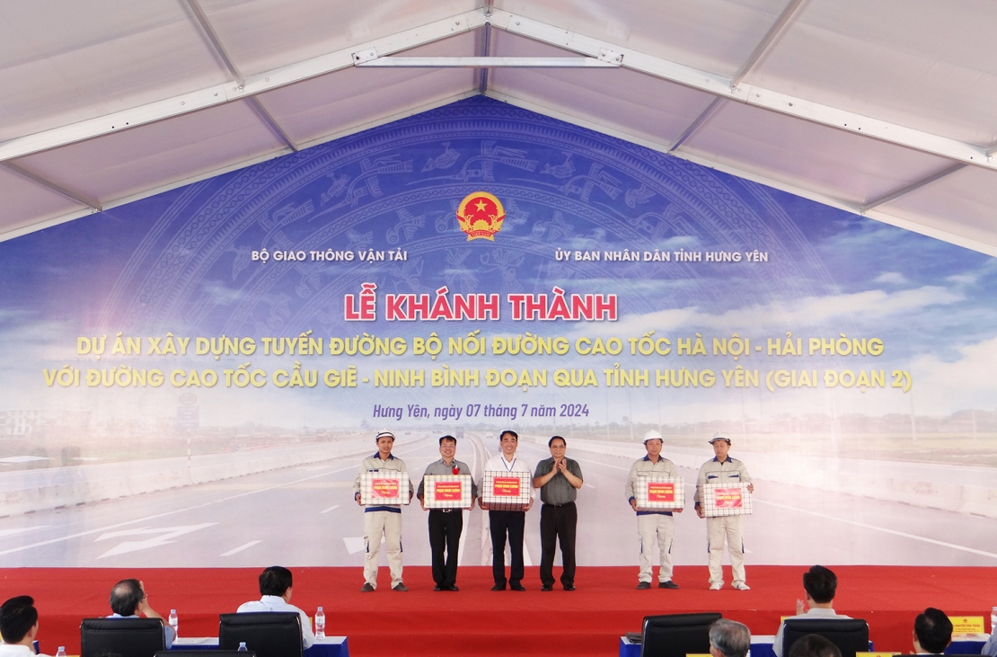 Phiên bản chính thức của 555Win tặng quà các đơn vị thi công tuyến đường.
