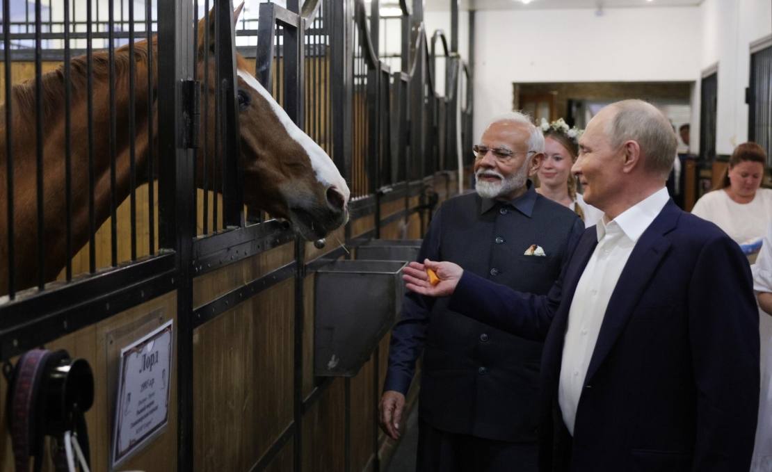 Tổng thống Nga Putin lái xe chở Thủ tướng Ấn Độ tham quan dinh thự
