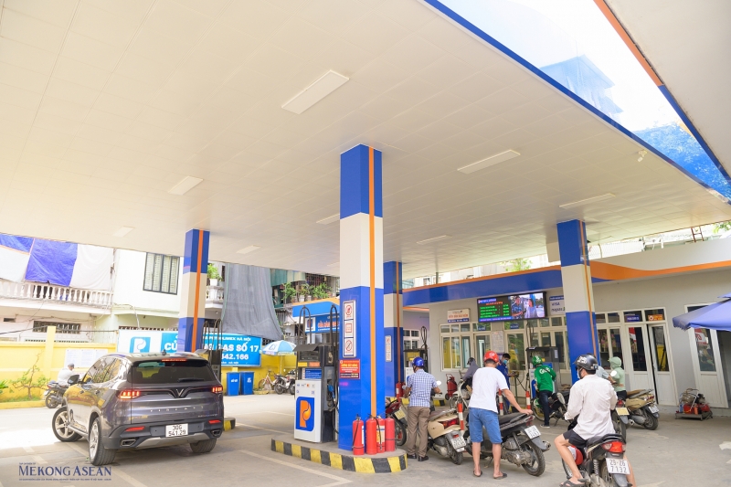 Xăng RON 95 tăng mạnh lên trên 21.000 đồng/lít
