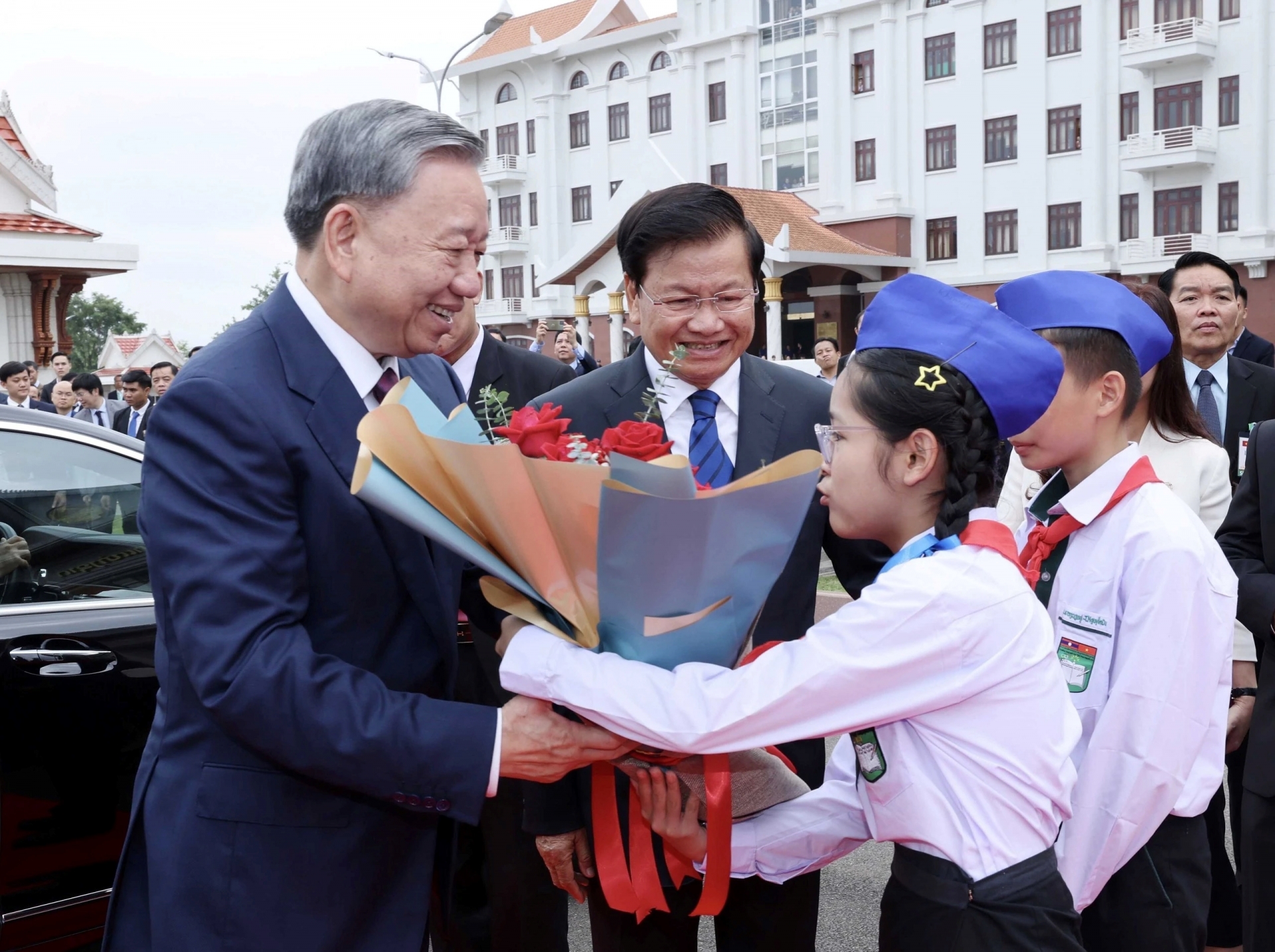 Tổng Bí thư, Chủ tịch nước Lào Thongloun Sisoulith chào đón Chủ tịch nước Tô Lâm.