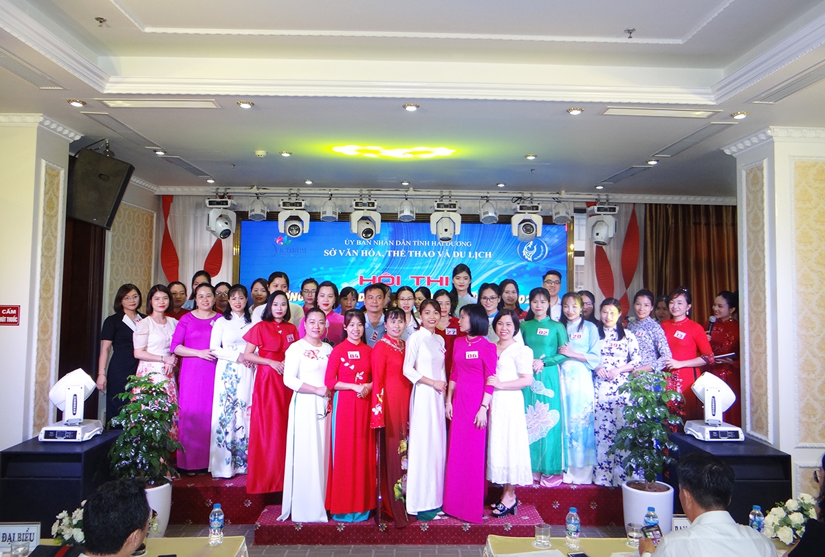 Các thí sinh ra mắt tại hội thi. Ảnh: Phùng Nguyện.