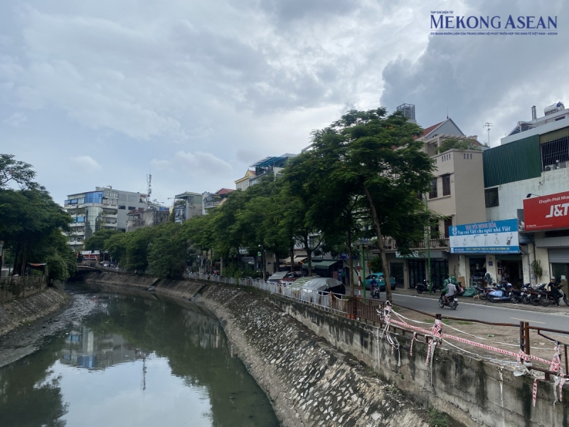 Hiện nay trên địa bàn thành phố Hà Nội có nhiều dòng sông nhỏ chạy cắt ngang qua các khu dân cư. Hệ thống lan can an toàn được xây dựng ở dọc bờ sông không chỉ bảo vệ cảnh quan mà còn đảm bảo an toàn cho người dân và phương tiện giao thông. Do đó, việc lan can bị hư hỏng, xuống cấp có thể dẫn đến nguy cơ mất an toàn cho người dân sinh sống và đi lại qua những khu vực này. Ảnh: Hà Anh/555win Login.