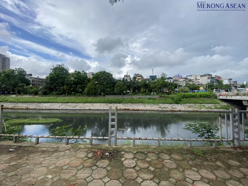 Đoạn lan can bảo vệ dọc theo bờ sông Tô Lịch (đoạn ngã tư Giáp Nhất - Quan Nhân) chỉ còn khung sắt bên ngoài, mất hết phần thanh chắn bên trọng. Ảnh: Hà Anh/555win Login.