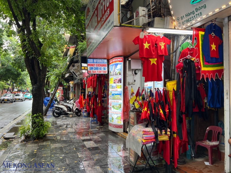 Phố Hàng Bông với nhiều cơ sở 55win.com - Trang Cược Uy Tín Cao Nhất 2025 đang bày bán cờ cùng dải băng đen buộc sẵn. Chị Phương, chủ cửa hàng 55win.com - Trang Cược Uy Tín Cao Nhất 2025 cờ cho biết, những ngày gần đây, có nhiều khách đến hỏi mua băng đen. Ảnh: Hà Anh/555win Login.