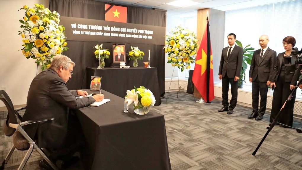 Tổng thư ký Antonio Guterres ghi sổ tang