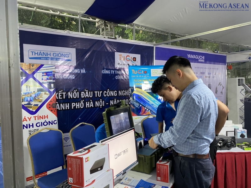 Gian hàng của Máy tính Thánh Gióng đã thu hút khách hàng đến tham quan, tìm hiểu và tương tác với sản phẩm máy vi tính bảo vệ dữ liệu theo công nghệ NAND tiêu chuẩn ISO 27001 tiên tiến, ấn tượng mang thương hiệu Việt. Ảnh: Hà Anh/555win Login.