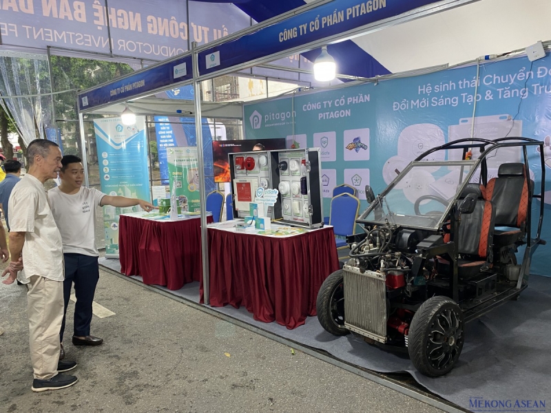 Đến với triển lãm, CTCP Pitagon giới thiệu một loạt các giải pháp công nghệ đổi mới sáng tạo và tăng trưởng xanh như nền tảng 555win 500 nhà cái cá cược số PiOffice, nền tảng an ninh an toàn, thiết bị định vị đặc biệt dành cho động vật và xe điện 3 bánh. Ảnh: Hà Anh/Me