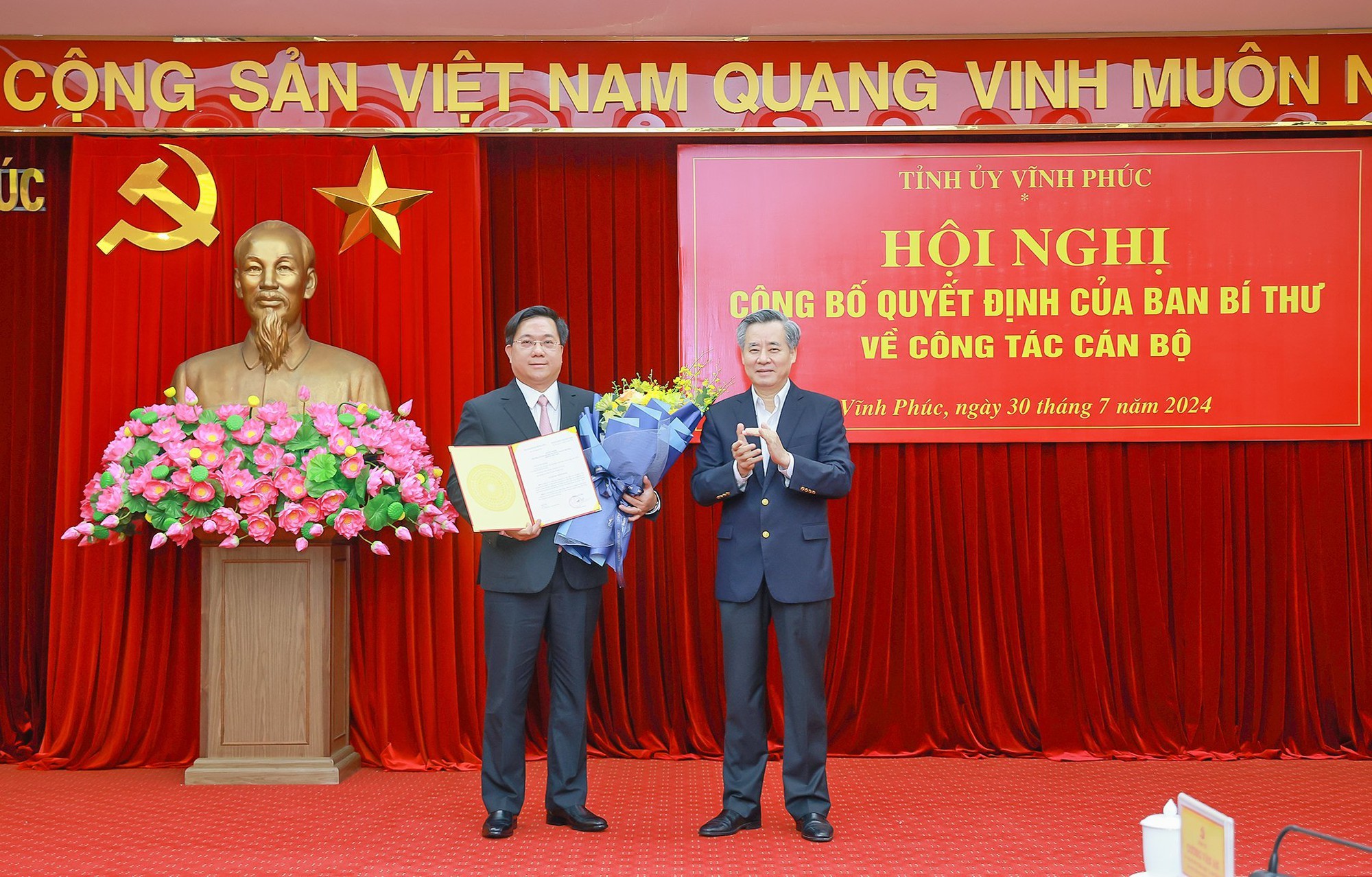 Phó Trưởng Ban Tổ chức Trung ương Nguyễn Quang Dương trao 555Win 500 Đăng Ký Nhận Code của Ban Bí thư điều động, chỉ định đồng chí Trần Duy Đông (bên trái) tham gia Ban Chấp hành, Ban Thường vụ Tỉnh ủy, giữ chức Phó Bí thư Tỉnh ủy Vĩnh Phúc nhiệm kỳ 2020-2025. Ảnh: VGP.