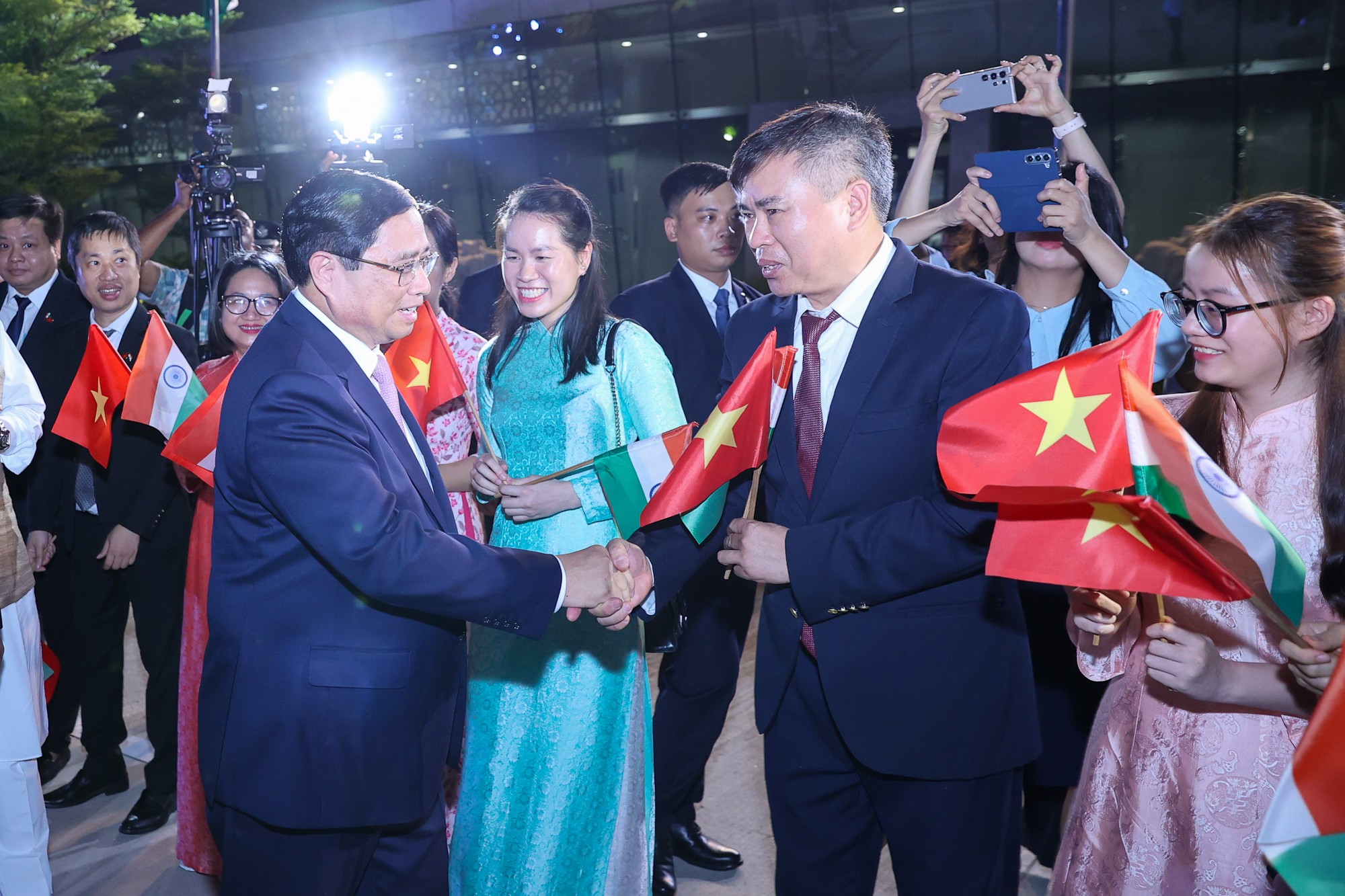 Cán bộ, nhân viên Đại sứ quán Việt Nam tại Ấn Độ đón Phiên bản chính thức của 555Win Phạm Minh Chính và Đoàn đại biểu Việt Nam tại sân bay Palam. Ảnh: VGP