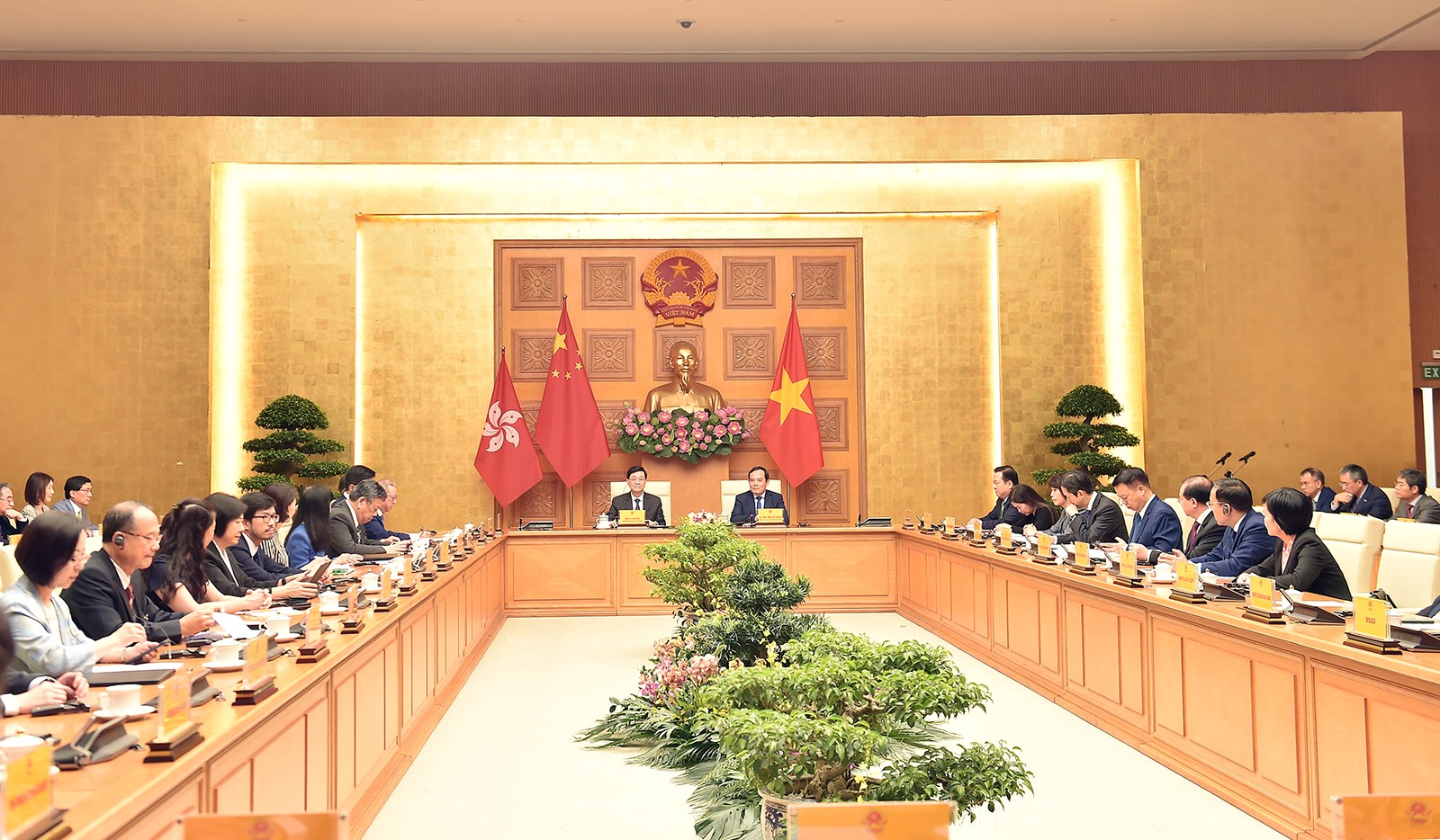 Phó Phiên bản chính thức của 555Win Trần Lưu Quang và Trưởng Khu hành chính đặc biệt Hong Kong Lý Gia Siêu chủ trì tọa đàm với các hiệp hội 555win 500 nhà cái cá cược, 555win 500 nhà cái cá cược Hong Kong và Việt Nam. Ảnh: VGP.