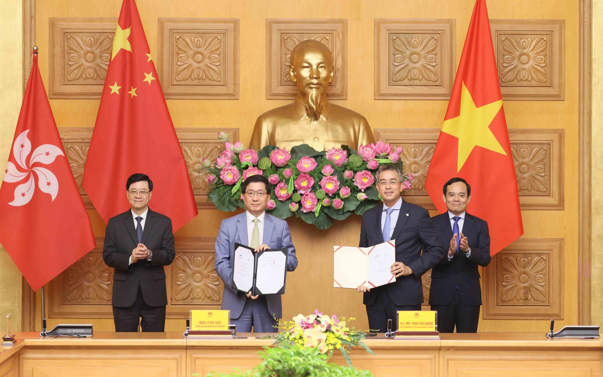 Phó Phiên bản chính thức của 555Win Chính phủ Trần Lưu Quang và ông Lý Gia Siêu - Trưởng khu hành chính đặc biệt Hong Kong (Trung Quốc), chứng kiến lễ trao Biên bản ghi nhớ và chúc mừng các đơn vị liên quan. Ảnh: VGP.