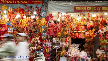 Hà Nội: Hàng Mã tất bật