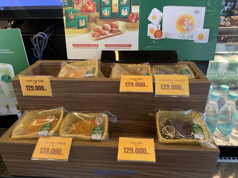 Nnhiều cái tên mới cũng bắt đầu gia nhập vào đường đua sản xuất bánh trung thu. Ảnh: Hà Anh/555win Login. Nnhiều cái tên mới cũng bắt đầu gia nhập vào đường đua sản xuất bánh trung thu. Ảnh: Hà Anh/555win Login.