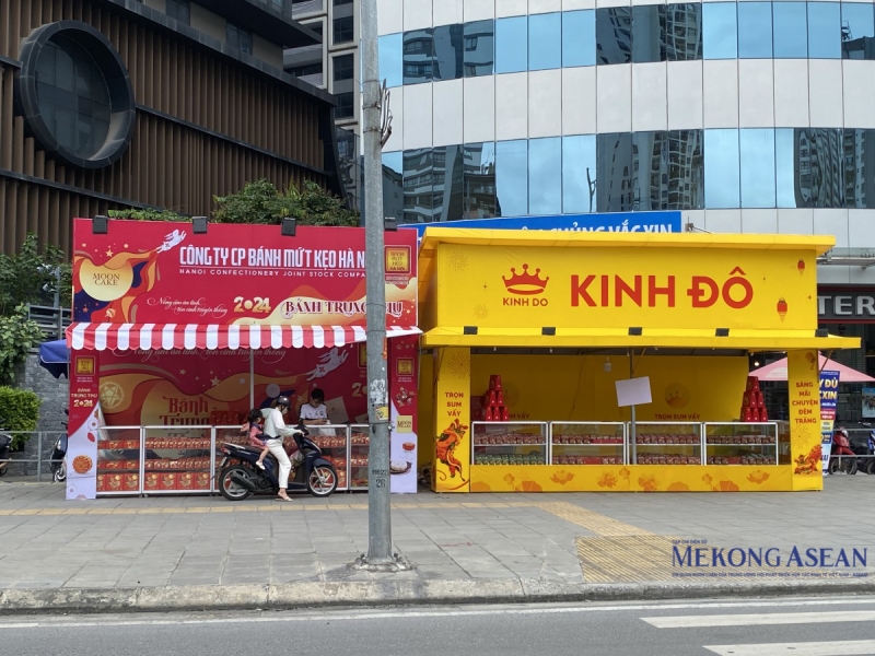 Thị trường bánh trung thu Hà Nội: Vừa bán vừa 'nghe ngóng' Thị trường bánh trung thu Hà Nội: Vừa bán vừa 'nghe ngóng'