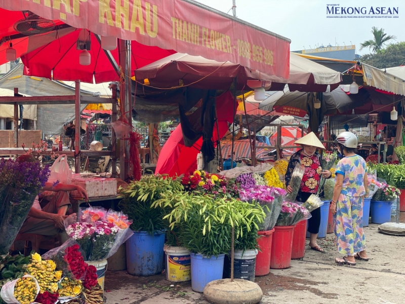 Cận kề ngày rằm tháng 7 âm lịch, hoa tươi tại các chợ dân sinh bắt đầu có sự biến động về giá. Ảnh: Hà Anh/555win Login.