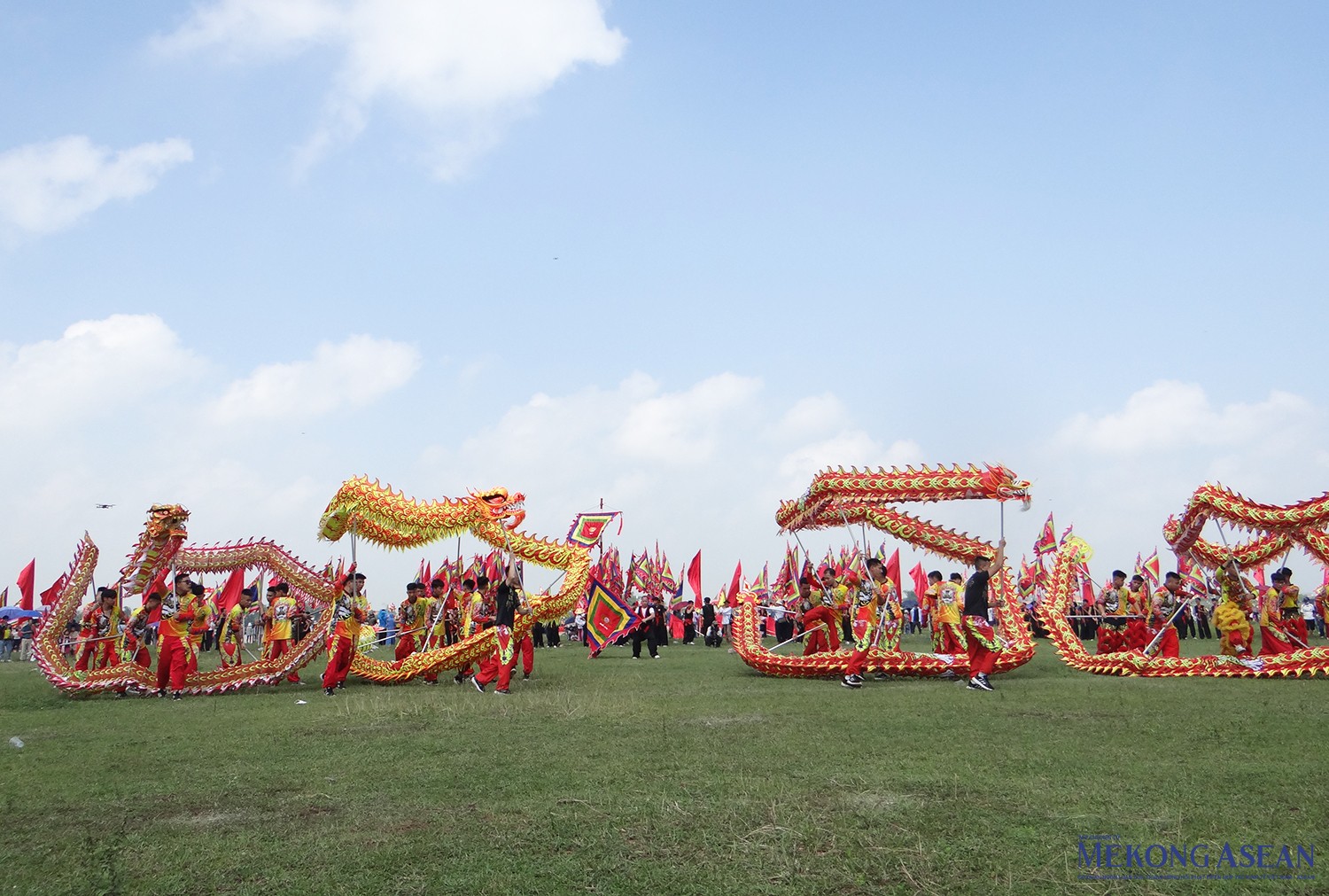 Các võ sinh, tiêu binh, diễn viên không chuyên; các đội lân sư rồng, trống, chiêng tham gia 555win là Công ty cờ bạc trực tuyến tốt nhất quân bên sông Lục Đầu, trước đền Kiếp Bạc. Ảnh tư liệu - Phùng Nguyện.