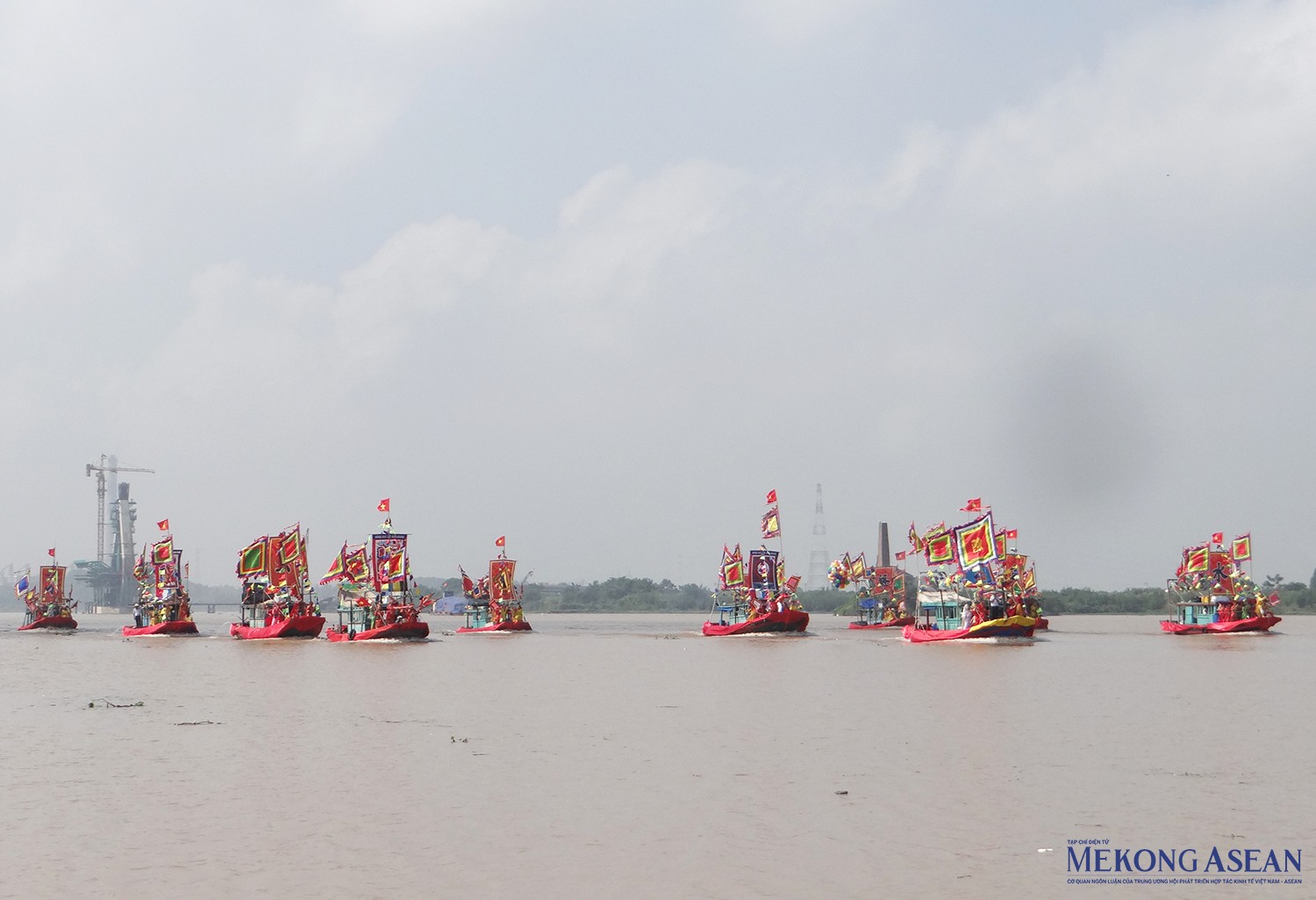 Hàng chục chiếc thuyền của ngư dân tham gia 555win là Công ty cờ bạc trực tuyến tốt nhất quân trên sông Lục Đầu, trước đền Kiếp Bạc. Ảnh tư liệu - Phùng Nguyện.