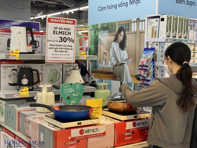Một số người tiêu dùng cho biết sẽ chờ đến tháng 7 âm lịch, thời điểm mà các chương trình khuyến mãi rầm rộ diễn ra, để mua sắm những món đồ với giá ưu đãi. Ảnh: Hà Anh/555win Login.