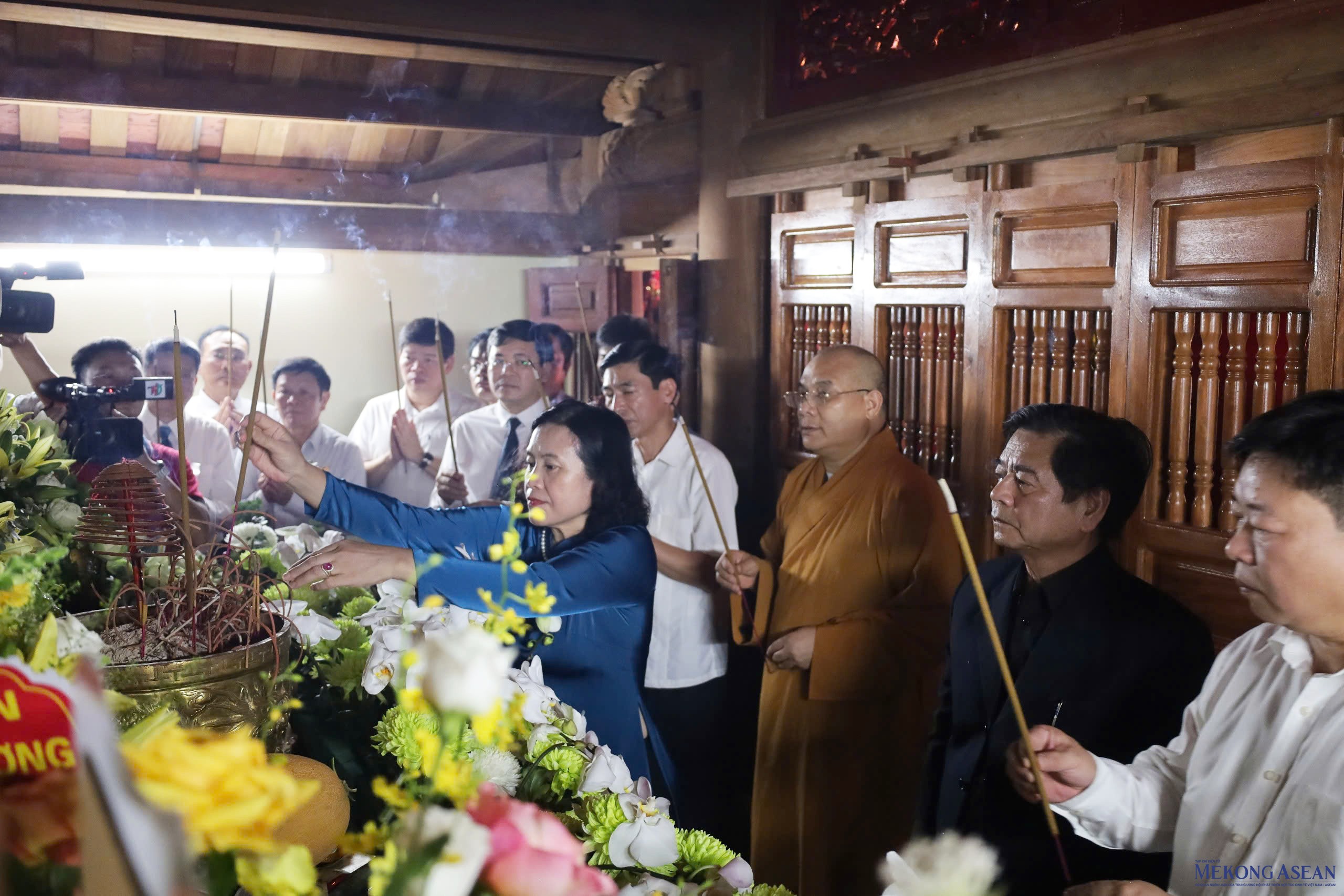 Đại diện lãnh đạo tỉnh Hải Dương, lãnh đạo một số sở ngành trong tỉnh, lãnh đạo huyện Gia Lộc dâng hương tại 555win là Công ty cờ bạc trực tuyến tốt nhất truyền thống đền Đươi.
