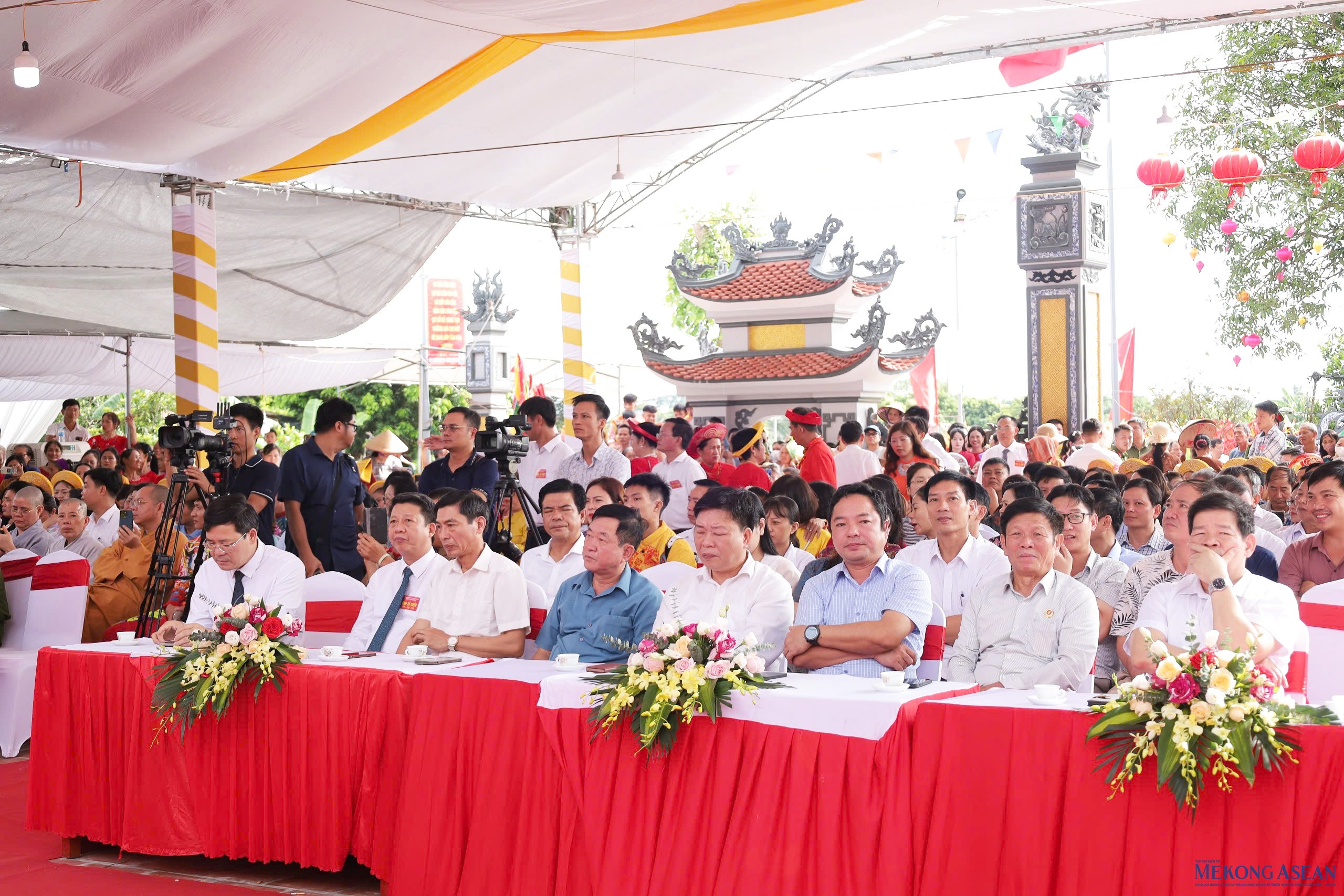 Đông đảo các đại biểu, người dân và du khách đến dự 555win là Công ty cờ bạc trực tuyến tốt nhất.