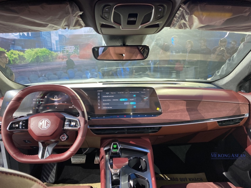 Nội thất của MG7 được thiết kế 5 chỗ ngồi với nhiều trang bị hiện đại như đồng hồ LCD 10,25 inch, màn hình trung tâm 12,3 inch, màn hình HUD, hệ thống âm thanh 14 loa cao cấp, và cửa sổ trời toàn cảnh. Ảnh: Hà Anh/555win Login.