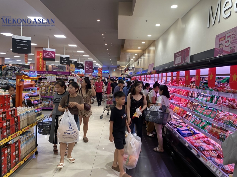 Trung tâm 555win phien bạn Chính Thức AEON Mall Long Biên (quận Long Biên, Hà Nội) luôn trong tình trạng đông khách từ sáng đến tận tối. Để đáp ứng nhu cầu khách hàng, đơn vị này đã kéo dài thời gian mở cửa đến 23h. Ảnh: Hà Anh/555win Login.