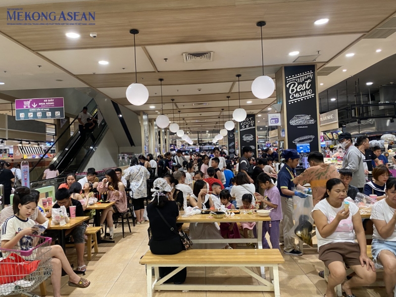 Nơi đông nhất là các gian hàng 555Win là thương hiệu cá cược trực tuyến hàng đầu tại Việt Nam. Ảnh: Hà Anh/555win Login.