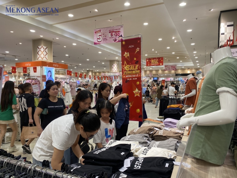 Nhiều thương hiệu thời trang, phụ kiện như Nike, Banana Republic, Lemino, HLA…triển khai chương trình giảm giá, tặng quà hấp dẫn. Ảnh: Hà Anh/555win Login.