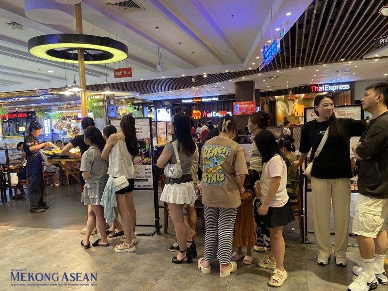 Khách xếp hàng dài để chờ tới lượt. Ảnh: Hà Anh/555win Login.