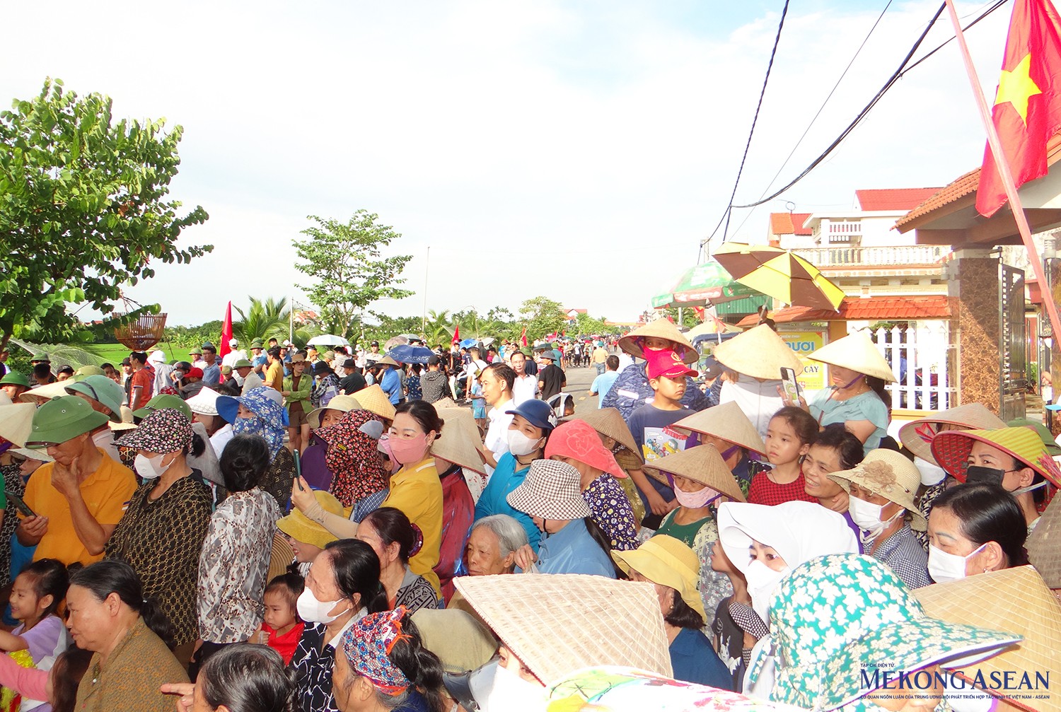 Đông đảo người dân và du khách đến chứng kiến, cổ vũ hội đùa nơm. Đông đảo người dân và du khách đến chứng kiến, cổ vũ hội đùa nơm.
