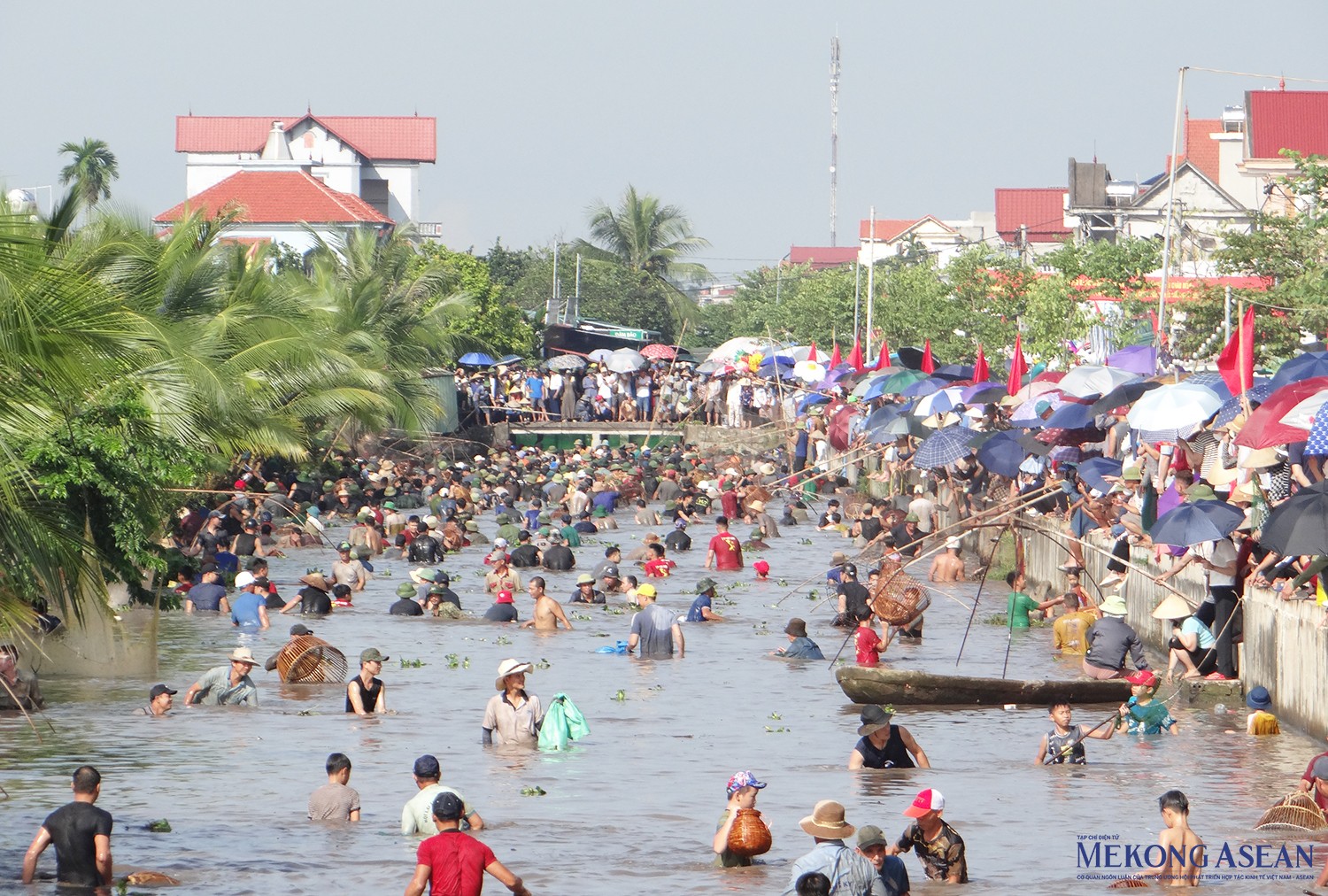Đông đảo các nơm thủ, các đại biểu, người dân và du khách hòa chung vào không khí Hội đùa nơm xã An Thanh năm 2024. Đông đảo các nơm thủ, các đại biểu, người dân và du khách hòa chung vào không khí Hội đùa nơm xã An Thanh năm 2024.