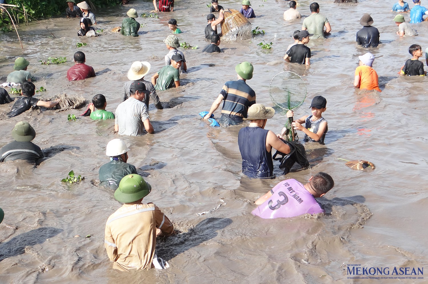 Hội thi năm nay thu hút đông đảo các nơm thủ ở nhiều lứa tuổi tham gia thi bắt cá, đông nhất từ trước đến nay. Hội thi năm nay thu hút đông đảo các nơm thủ ở nhiều lứa tuổi tham gia thi bắt cá, đông nhất từ trước đến nay.