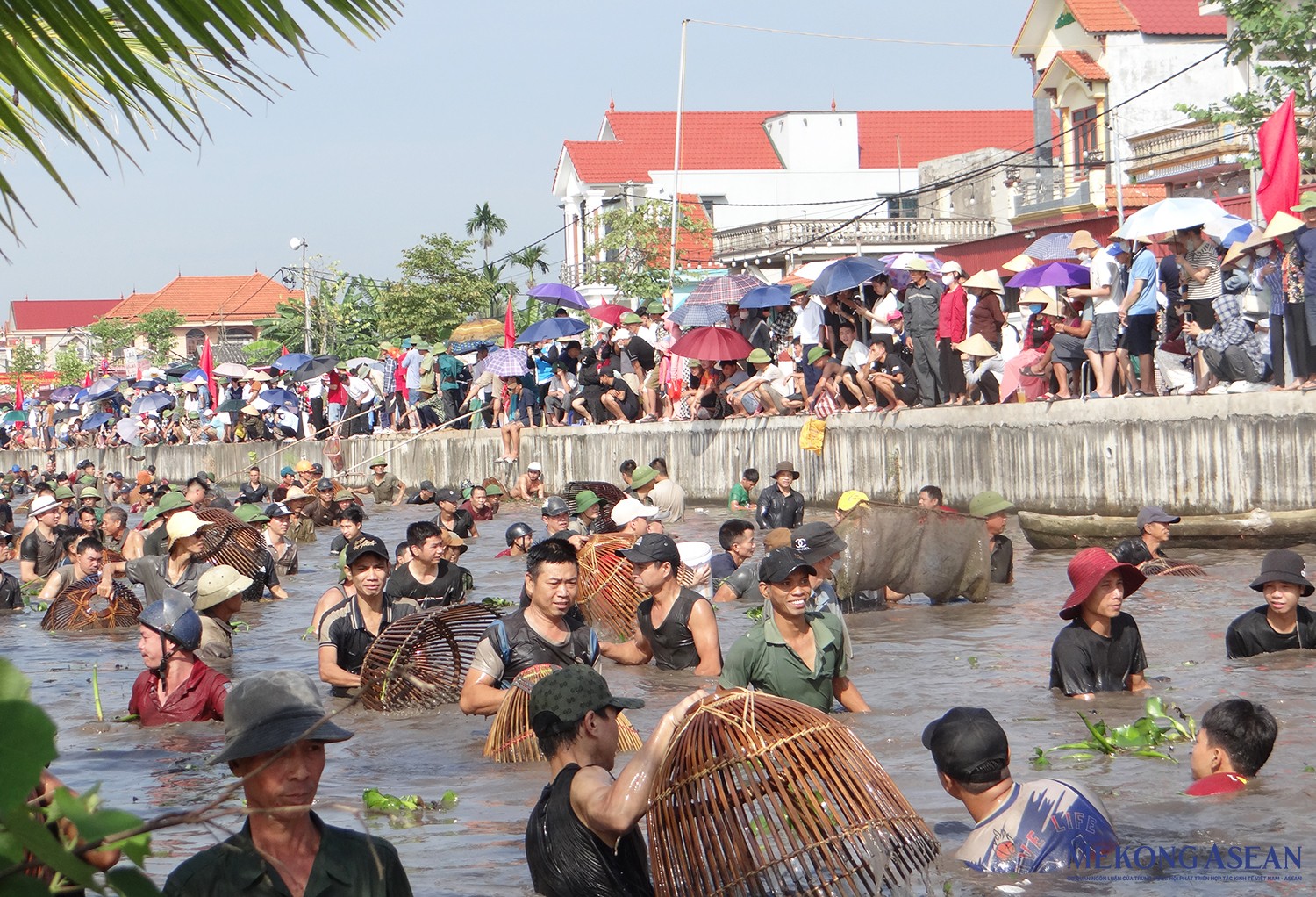 Các nơm thủ được dùng nhiều phương thức, dụng cụ để bắt cá như úp nơm, sục giậm, mò tay, cất vó… Các nơm thủ được dùng nhiều phương thức, dụng cụ để bắt cá như úp nơm, sục giậm, mò tay, cất vó…