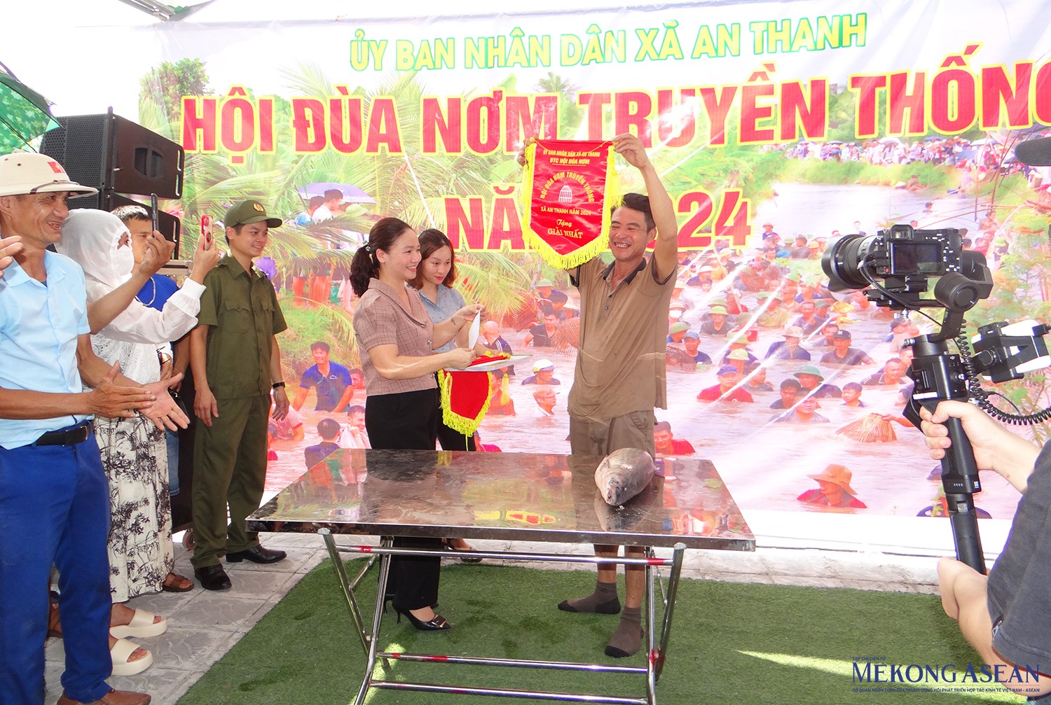 Kết quả, ông Phạm Xuân Chiến ở thôn Thanh Kỳ, xã An Thanh giành giải nhất khi bắt được con cá nặng nhất, hơn 8kg. Trong ảnh: Đại diện Ban tổ chức trao giải nhất cho nơm thủ Phạm Xuân Chiến. Kết quả, ông Phạm Xuân Chiến ở thôn Thanh Kỳ, xã An Thanh giành giải nhất khi bắt được con cá nặng nhất, hơn 8kg. Trong ảnh: Đại diện Ban tổ chức trao giải nhất cho nơm thủ Phạm Xuân Chiến.