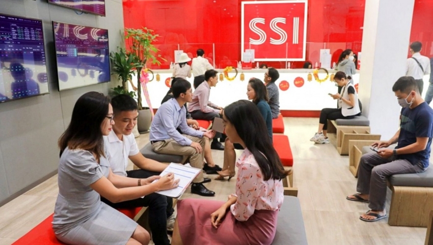 SSI báo lãi thấp nhất trong 8 quý, tạm lỗ với cổ phiếu VPB